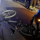 Smart travolge bici, morto un 47enne: alla guida dell'auto un ragazzo di 18 anni