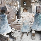 Norcia, ritrovate le campane della basilica crollata con il terremoto nel 2016: sepolte sotto 4 metri di macerie