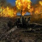 Russia, la strategia del tritacarne: ondate di soldati per logorare le forze ucraine. Bbc: morti 50mila uomini