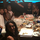 Belen Rodriguez, cena con la famiglia a Ibiza: foto di gruppo, ma papà Gustavo fa il gestaccio