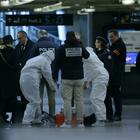 Accoltella tre persone in stazione a Parigi: arrestato un maliano con una patente italiana. «Aveva permesso di soggiorno valido»