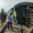 Deraglia un treno, orrore in Pakistan: almeno 20 morti e decine di feriti. «Scene apocalittiche»
