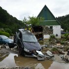 Germania, 33 morti e oltre 50 dispersi per le piogge e le inondazioni: case spazzate via. Due pompieri fra le vittime. Merkel: «Sconvolta da catastrofe»