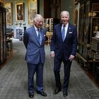 Re Carlo, la visita di Joe Biden: il gesto inaspettato non passa inosservato
