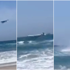 Aereo si schianta in mare a pochi metri dalla riva: paura in spiaggia, il video diventa virale