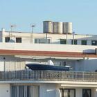 Barca parcheggiata sul terrazzo per non pagare l'ormeggio: «Risparmio 70 euro al mese»