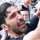 Buffon chiude con la Juve dopo 17 stagioni: lacrime e standing ovation