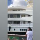 Superyacht extralusso da 120 milioni di dollari sbaglia manovra: distrutto nella baia ai Caraibi