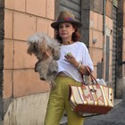 Alda D'Eusanio, passeggiata in centro a Roma con la cagnolina Mia (foto Barillari)