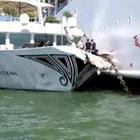 Scontro a Venezia fra nave da crociera e battello turistico le verifiche dei vvf dopo l'incidente