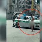Uomo nudo in centro a Milano, fermato dalla polizia si giustifica così: «Mi hanno rubato tutto»