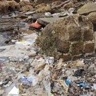 Maltempo a Napoli, la plastica invade le rovine romane di Miseno