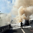 Incidente sull'A1, camion va a fuoco e si ribalta a due km da Arezzo: Italia spaccata in due per ore