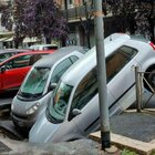 Sprofondano auto per il maltempo a Roma