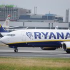 L'ira dei sindacati: «Ryanair usa equipaggi polacchi e tedeschi per rimpiazzare i dipendenti in sciopero»