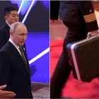 Putin sfila a Pechino con le valigette dell'atomica. E la Nato testa la risposta nucleare: suona l’allarme a Ghedi e Aviano