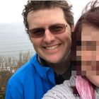Papà di 37 anni gioca in mare con i tre figli, un'onda gli rompe il collo e lo uccide