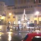 Si spoglia sotto il diluvio e si tuffa nella fontana del Bernini: E nessuno controlla