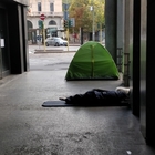 Milano, boom di clochard in strada: in piazza Cavour spunta pure una tenda