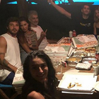 Belen Rodriguez, cena di famiglia a Ibiza: ma nella foto il papà fa un gestaccio