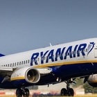Scandalo sessuale imbarazza Ryanair: pilota licenziato per molestie. Alle colleghe scriveva: «Bel c***o»
