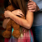 Violentata dal padre, adolescente si toglie la vita: gli abusi iniziati quando aveva 4 anni