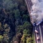Incidente sull'A1, camion prende fuoco e si ribalta vicino Arezzo. Traffico in tilt: «Oltre 11 km di coda verso Roma»