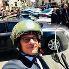 Ironia di Rampelli: «Ho infilato lo scooter tra le auto blu dei grillini»