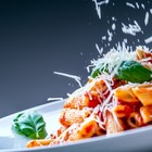 Fake food: dalla pasta col ketchup al "pepperone" sulla pizza: i cibi italiani più falsificati nel mondo