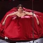 Sanremo 2019, Virginia Raffaele strega l'Ariston con l'abito rosso. La sua lirica fischiettata fa impazzire il web