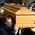Mihajlovic, folla e lacrime ai funerali: «Sinisa uno di noi». Mancini e Stankovic portano la bara in spalla