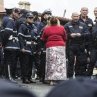 La rabbia delle donne del clan: «Ora andremo a casa di Raggi e Salvini»