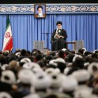 Iran, Khamenei voleva colpire duro ma gli ayatollah non vogliono la guerra. Camera Usa limita poteri di guerra Trump
