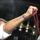 Salvini bacia il rosario al termine del comizio a Siracusa
