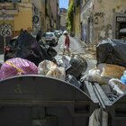 Roma, Pigneto sommersa dai rifiuti: «Dopo la movida non li raccolgono»
