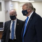 Donald Trump con la mascherina in pubblico per la prima volta