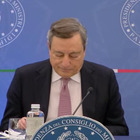 Caro benzina, Draghi: «Fino a fine aprile prezzo ridotto di 25 centesimi al litro»