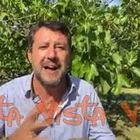 Salvini mostra camicia strappata e rosario rotto