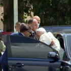 Papa Francesco aiutato da un assistente scende dall'auto dopo il ricovero al Gemelli