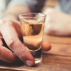 «Beve troppo»: moglie chiude il marito alcolista in un capannone e lo ritrova morto