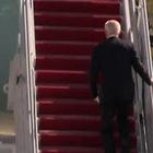 Biden scivola e cade salendo la scaletta dell’Air Force One