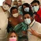 Gianni Morandi, la foto con medici e infermieri