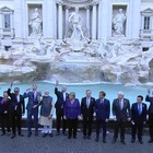 G20, i leader a Fontana di Trevi per il tradizionale lancio della monetina (ma Biden è assente)