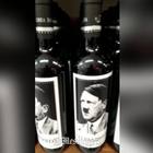 Le bottiglie di Hitler nel supermarket spiazzano il turista tedesco: la sua reazione in un video