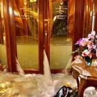 Venezia, l'acqua invade l'hotel da 10mila euro a notte. L'orrore sui social: «Così imparano»