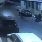 Carabiniere ucciso a Roma, in un video la fuga dopo il furto della borsa