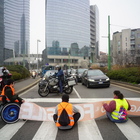 Ultima generazione, altro blitz a Milano: traffico bloccato. «Non vogliamo il fossile» FOTO