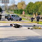 Incidente a Roma su via Due Ponti, scooter contro autocarro: ragazzo di 22 anni muore sul colpo