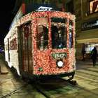 Il tram addobbato a festa con le luminarie natalizie a Milano FOTO
