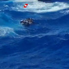 Migranti, naufragi a Lampedusa: i soccorsi della Guardia Costiera tra onde altissime